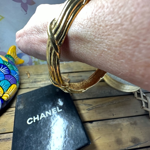 CHANEL vintage gold plated twisted CC bangle - Picture 15 of 16